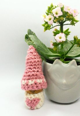 Free pattern for Valentine’s crochet gnome