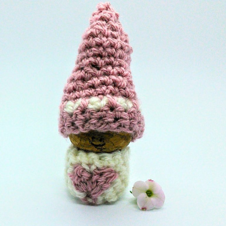 Free pattern for Valentine’s crochet gnome