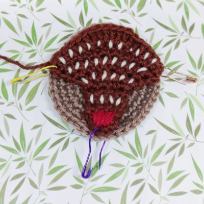 Crochet reindeer brooch - free crochet pattern