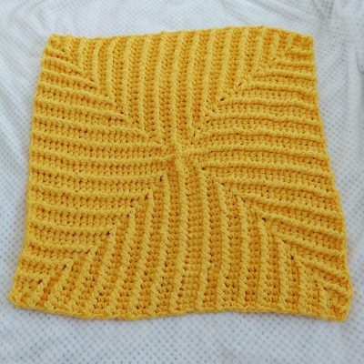 Free crochet pattern for baby blanket using chenille yarn - Aldi yarn