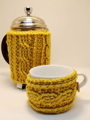 Easy crochet cable mug cosy - free crochet pattern by Crochet Cloudberry