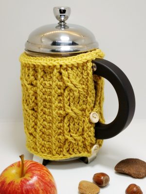 Easy crochet cable cafetiere cosy - free crochet pattern by Crochet Cloudberry