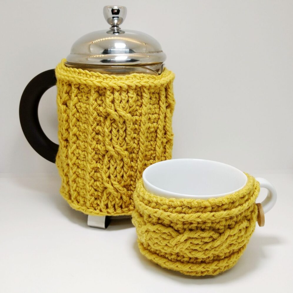 Easy crochet cable cafetiere cosy - free crochet pattern by Crochet Cloudberry