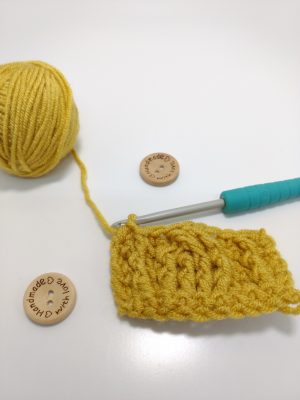 Easy crochet cable mug cosy - free crochet pattern by Crochet Cloudberry
