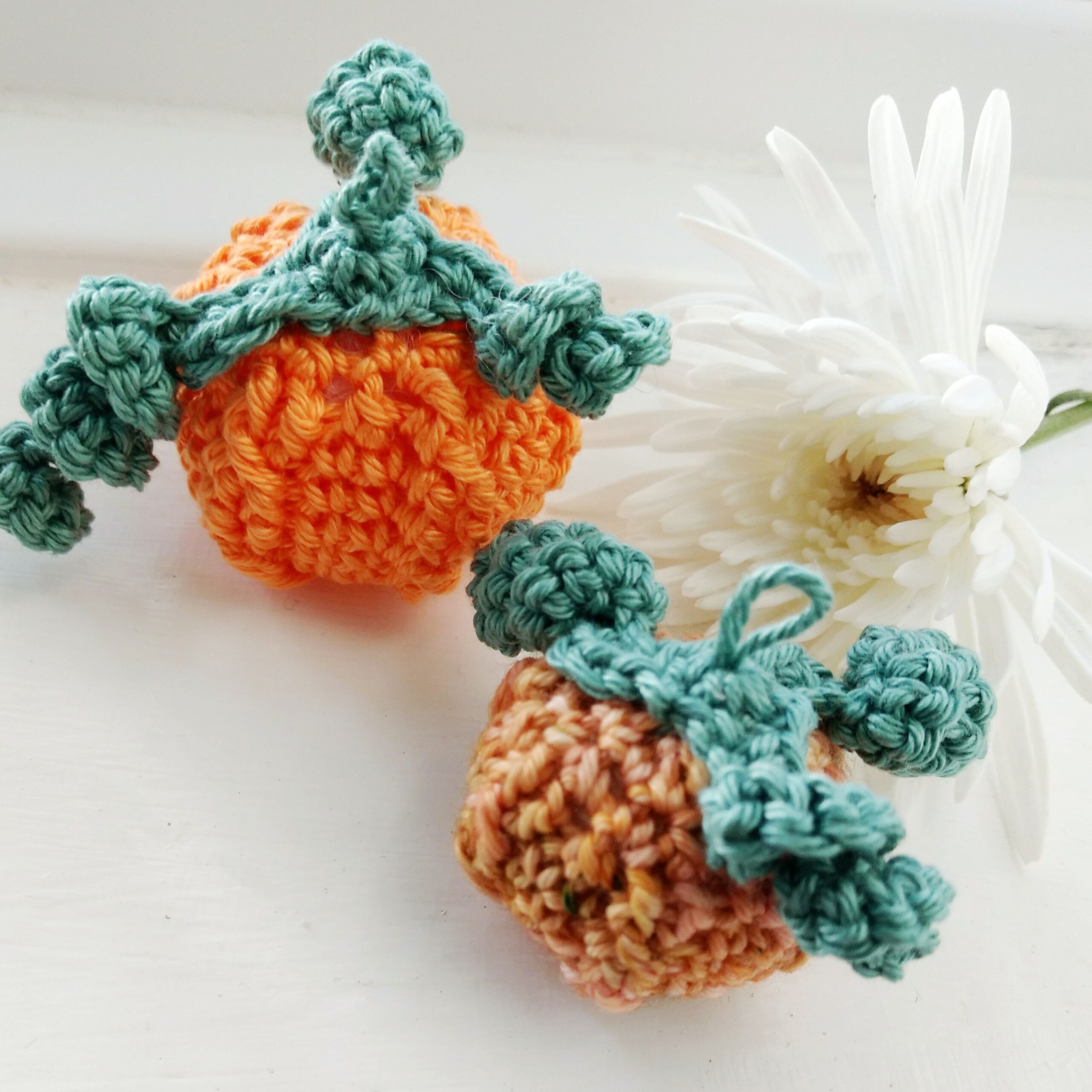 Mini Crochet Pumpkins - pumpkin hangers - free crochet patterns - Crochet pumpkin