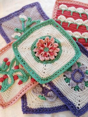 Poinsettia Granny Square - Free crochet pattern - 2023 blanket - crochet cloudberry