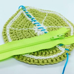 Sewing a zip into crochet